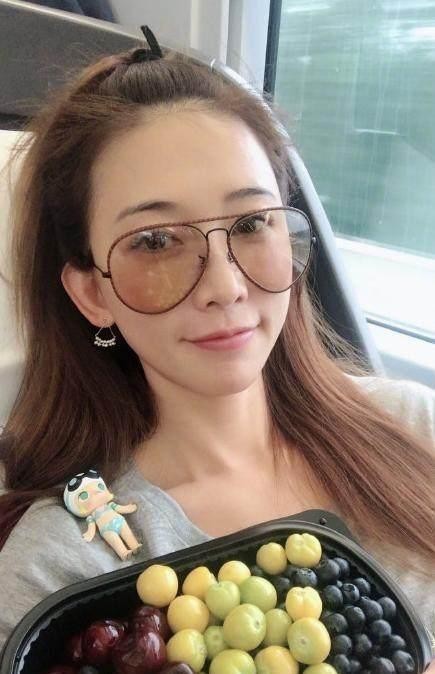 明星坐高铁: 杨幂无人识, 而他的出现, 需要出动警察维护秩序?