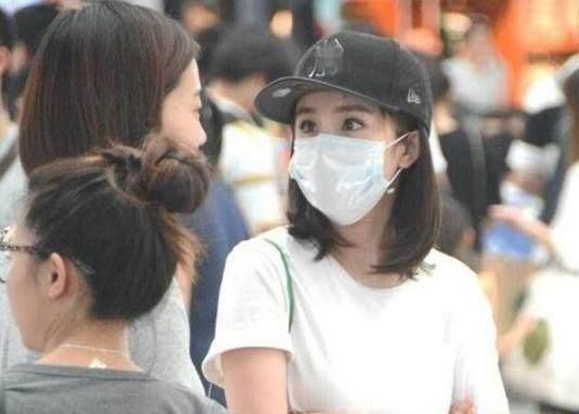 明星坐高铁: 杨幂无人识, 而他的出现, 需要出动警察维护秩序?