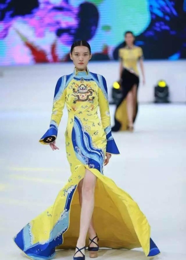 刘雯何穗奚梦瑶后新晋的国际模特，20岁的国模刘春杰，美如画！