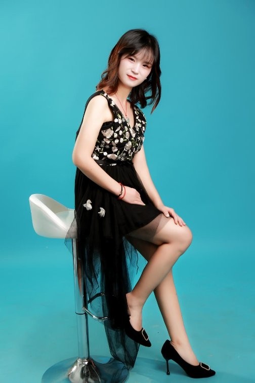 吕云风：模特新秀外表甜美可爱