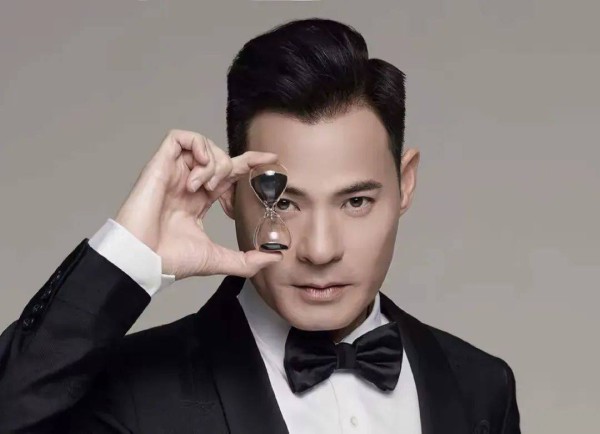 TVB黄智贤地铁被偶遇，网友认脸不认名，本尊亲自回应获赞