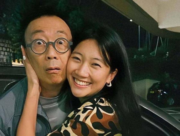 令人振奋！香港明星后裔喜结良缘，学霸丈夫外形酷似黎明