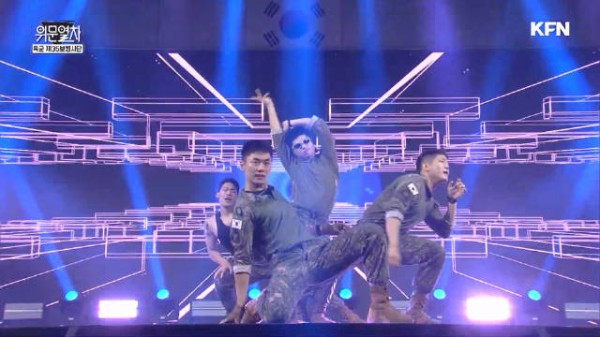 哈哈哈哈~~韩国大兵慰问表演爆单Whiplash火爆全网!有人吃了太妖娆了!