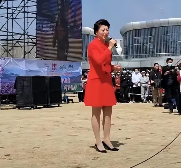 从星光熠熠到农村摆摊：昔日明星的悲惨境遇揭示
