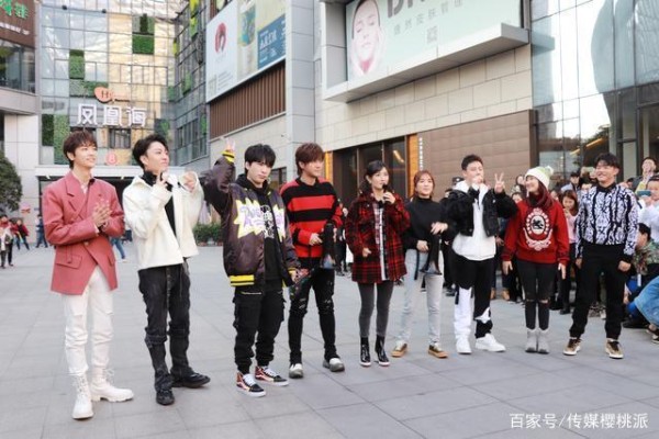谢娜、罗志祥现身长沙街头跳广场舞，阿姨们都变迷妹纷纷求自拍