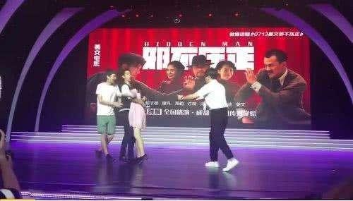 粉丝抱住彭于晏不撒手, 刘亦菲曾被摔倒地上, 最惨的还是刘德华!