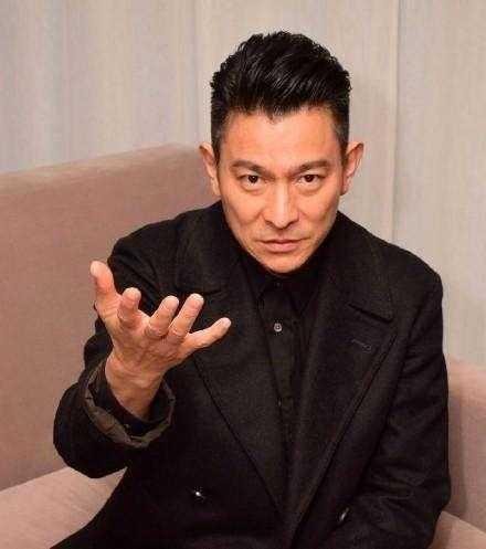 粉丝抱住彭于晏不撒手, 刘亦菲曾被摔倒地上, 最惨的还是刘德华!