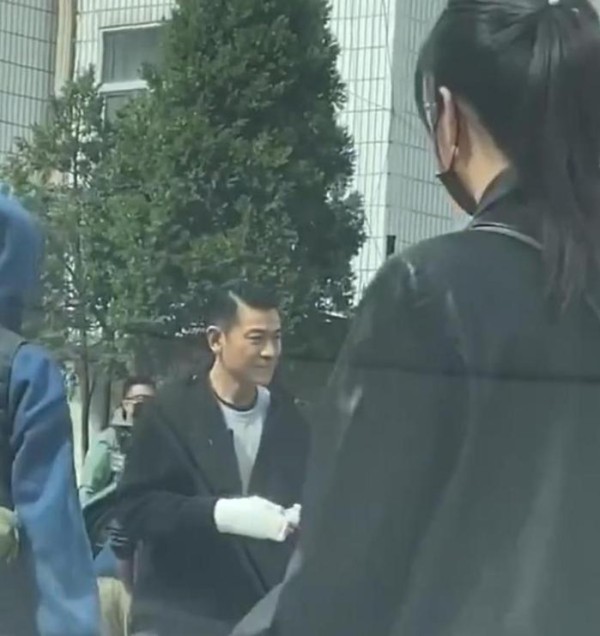 刘德华新片路透曝光，右手缠着绷带，不知是造型还是拍戏受伤？