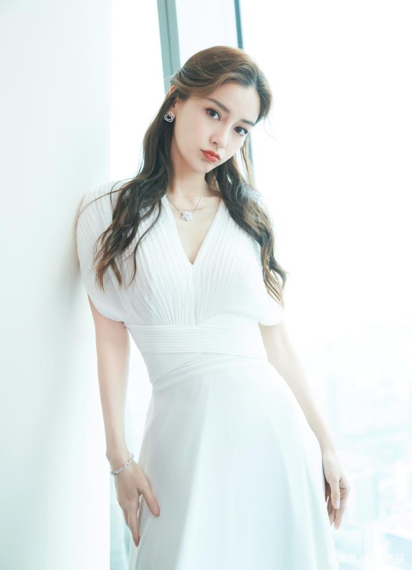 杨幂迪丽热巴baby七月行程公布，杨幂工作丰富，热巴疑被嘉行打压