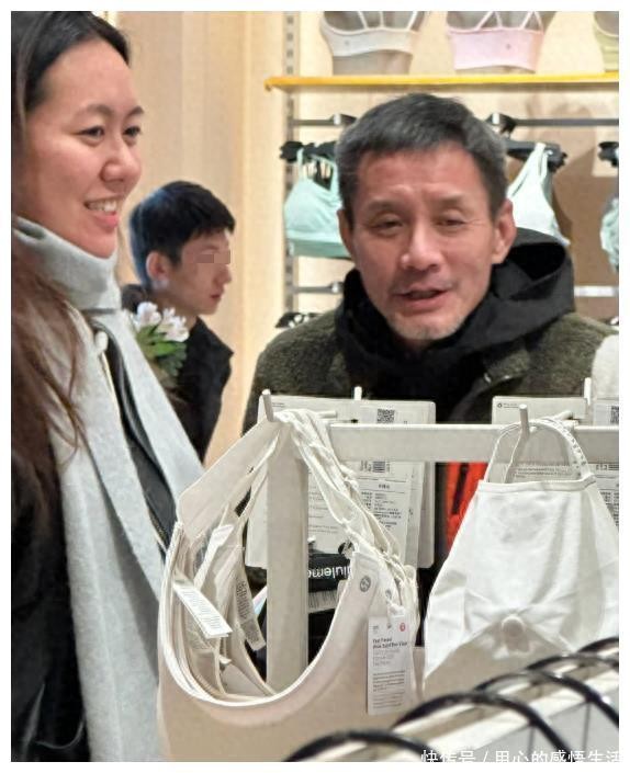 25岁江珊老公陪继女逛街，关系似亲生，她素颜被指像40岁！