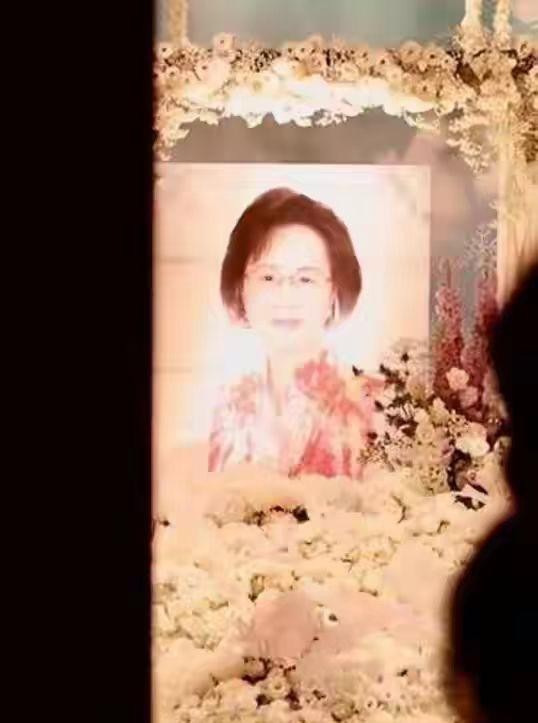 琼瑶追思会芳名录曝光 继子女终究未现身，原湖南电台台长献花