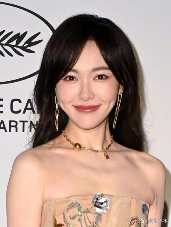 唐嫣高圆圆戛纳G社生图 苹果肌引发热议