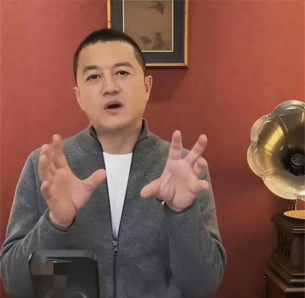 李亚鹏搞情怀卖白酒，一瓶988，销量为零，人缘和资源都是顶尖的
