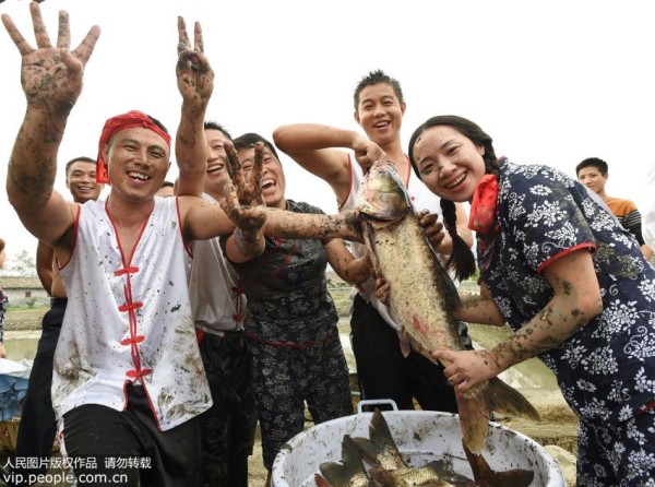 高清:传统与现代的碰撞!实拍你没见过的农耕健身大赛