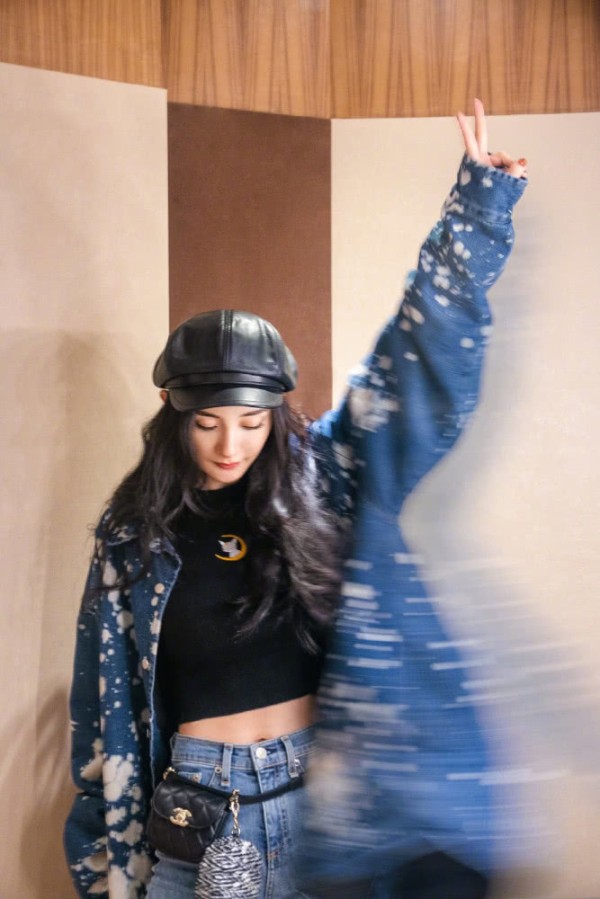 杨幂、迪丽热巴3月无行程 各自秀自己美照