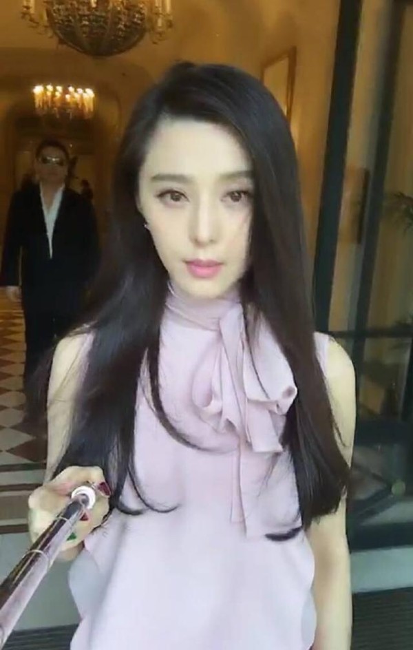 从杨幂和热巴的直播截图告诉你, 明星脸和网红脸的差距