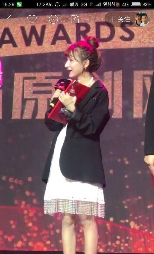 从杨幂和热巴的直播截图告诉你, 明星脸和网红脸的差距