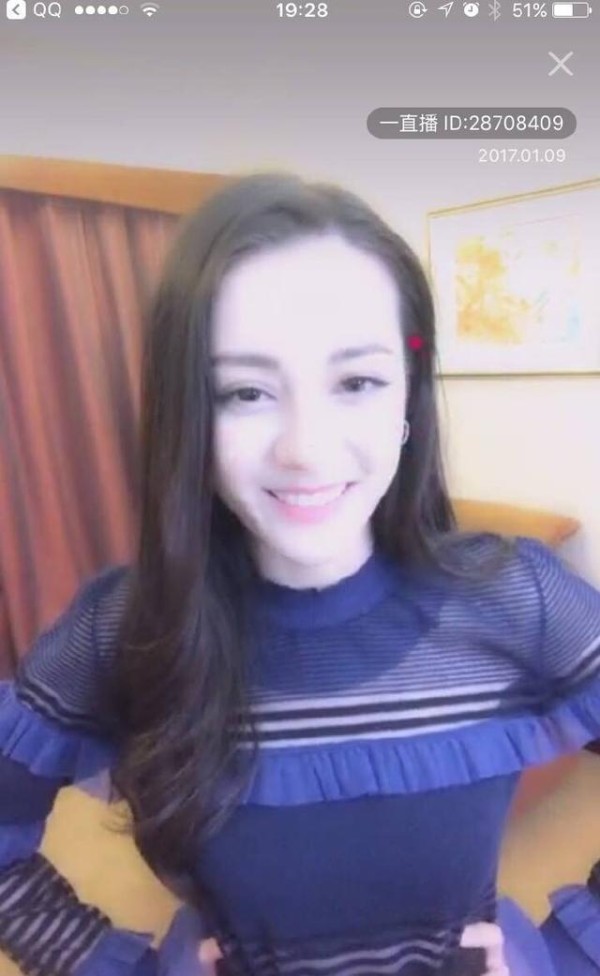 从杨幂和热巴的直播截图告诉你, 明星脸和网红脸的差距