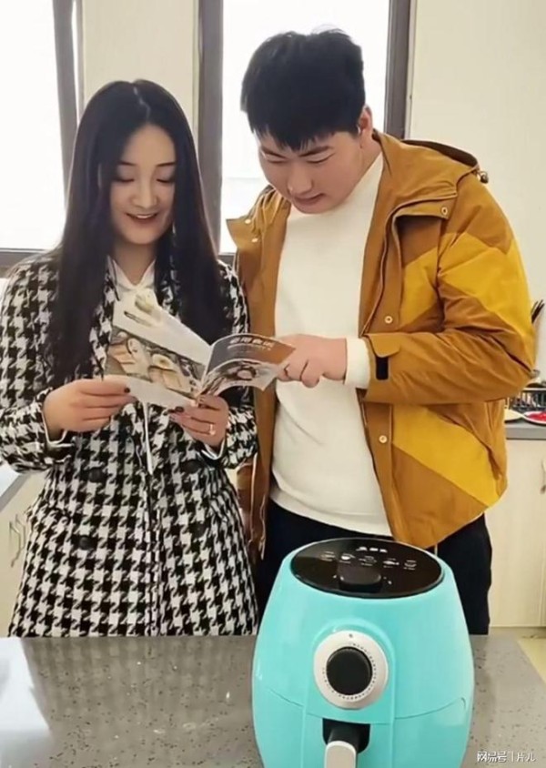 大衣哥儿媳堪比明星，直播带货广告曝光，被赞幕后团队强大