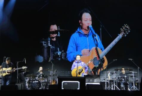 许巍助阵迎新晚会 嗨爆全场和朋友圈 
