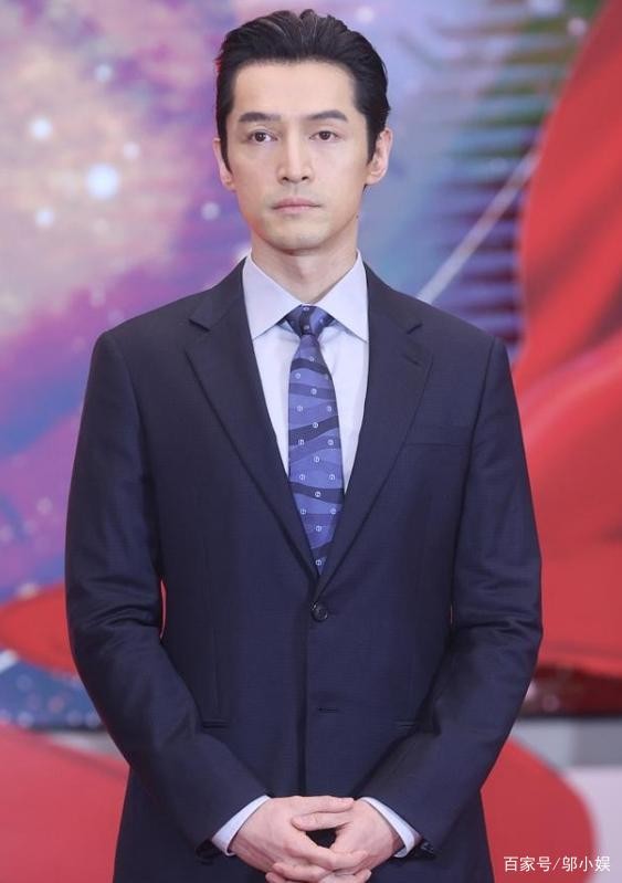 39岁胡歌近照曝光？满脸疲惫显憔悴，与粉丝合照十分呆萌？