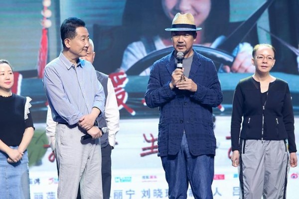 厉害了，梁天新戏宋丹丹蔡明同台捧场，连朱时茂张国立都来了