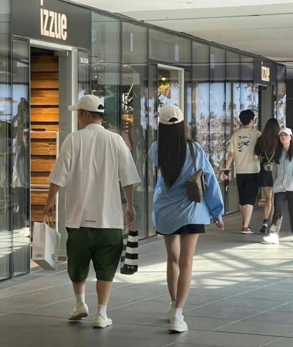 牵手逛街！杜海涛沈梦辰再现甜蜜，身材变化引发热议！