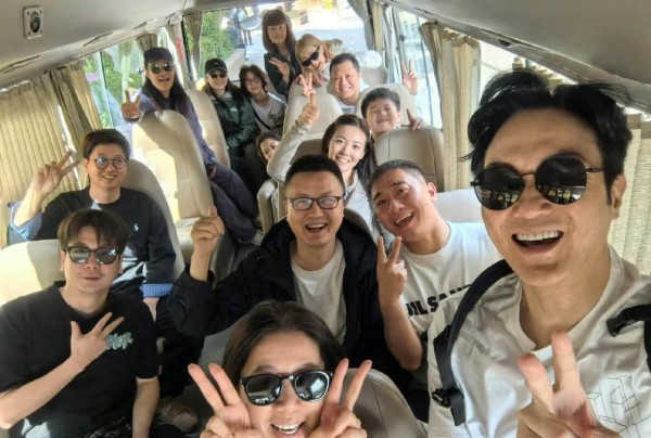 张智霖袁咏仪街头秀恩爱，情侣鞋搭配闪耀，素颜状态让人心动不已