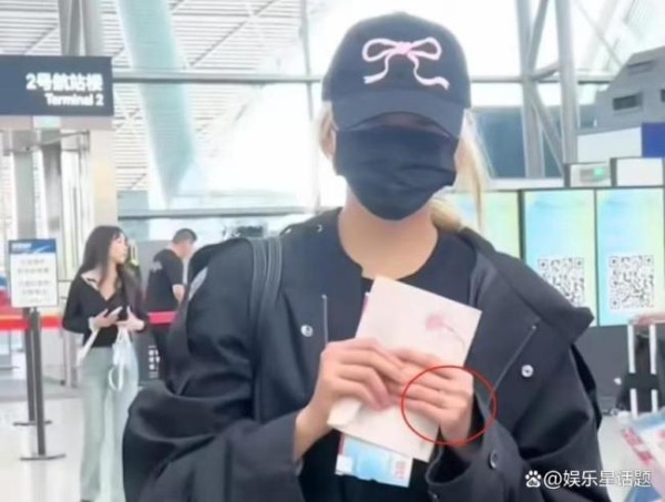 关晓彤疑似回应无名指戒指 分手传闻再起波澜