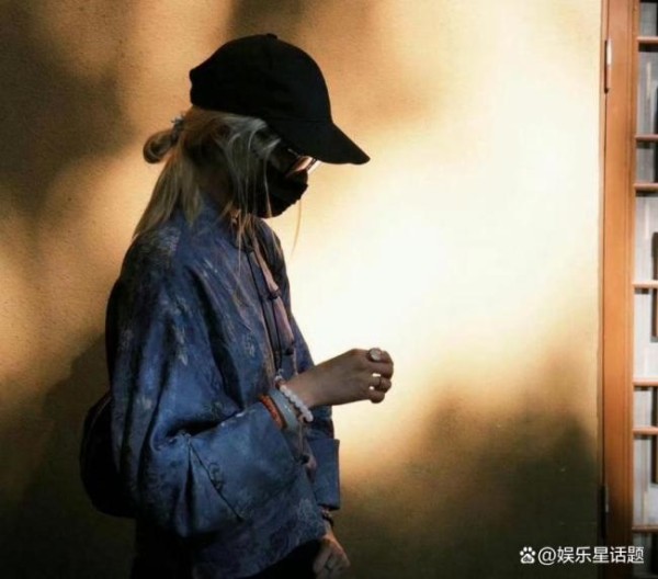 关晓彤疑似回应无名指戒指 分手传闻再起波澜