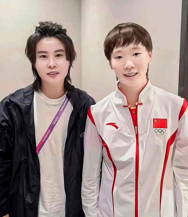 恭喜王曼昱！国家队人气第一！再次登上大屏幕，宛如娱乐圈明星！