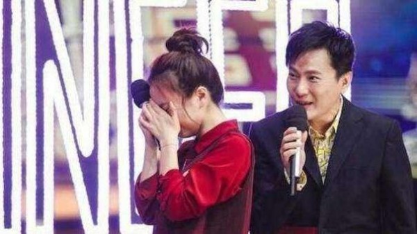 明星也追星：Baby开心的捂脸坐地，林志颖紧追不舍，赵丽颖傻乐