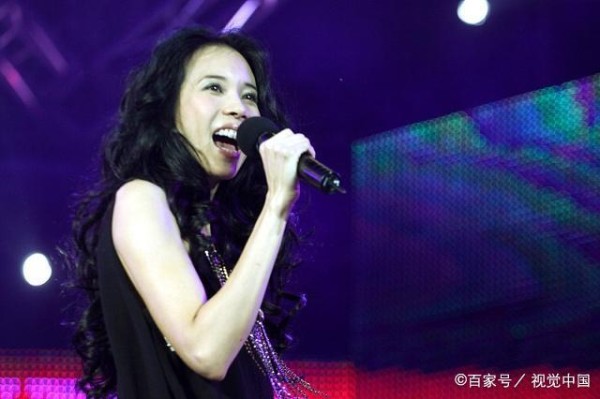 歌坛“皇后”出道至今，两次拿下最佳女歌手奖，充满风情和自信