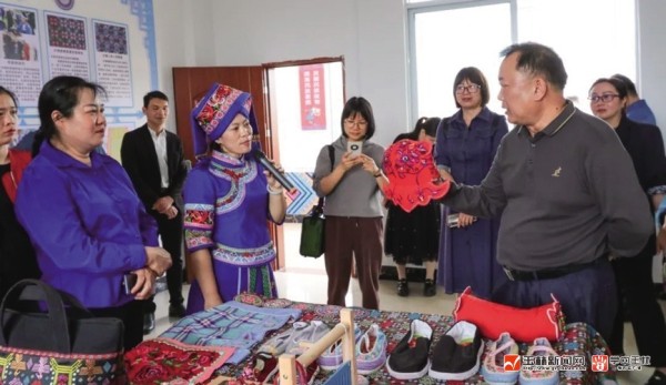 区内知名作家在玉林市开展主题采风活动