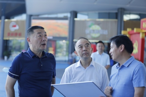 2021年７月，中国作协副主席徐贵祥在襄阳鱼梁洲开发区采风