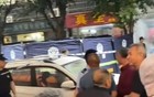 理发店停车纠纷竟引命案！目击者直呼“真捅啊！”