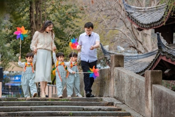 《三孩来了2》回归 胎内记忆震惊全场 向佐自曝家庭趣事