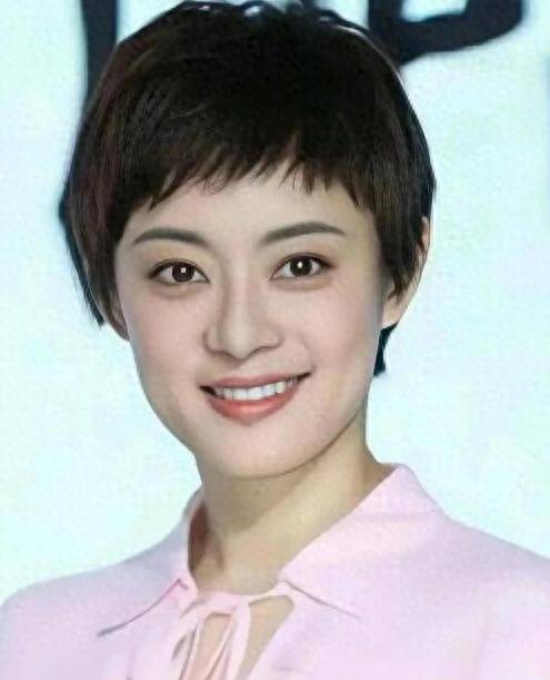 娱乐圈那些事儿，你猜猜看，年入千万的明星，她爸居然住贫民窟？