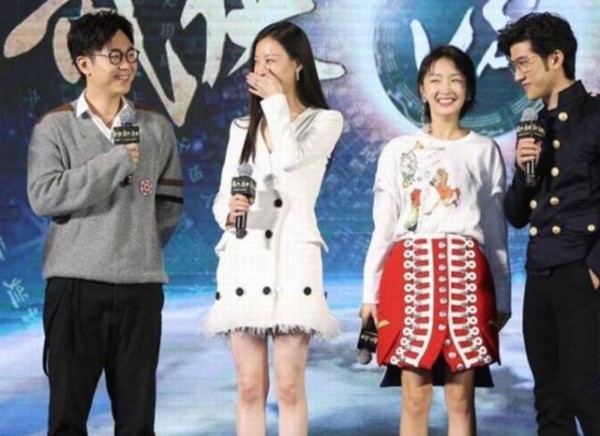 女星同框，刘亦菲淡妆美过林心如，李小璐的礼服亮了……