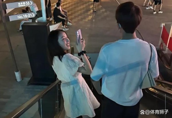 王昶钱天一官宣！大大方方逛迪士尼，颜值般配，国乒国羽联姻