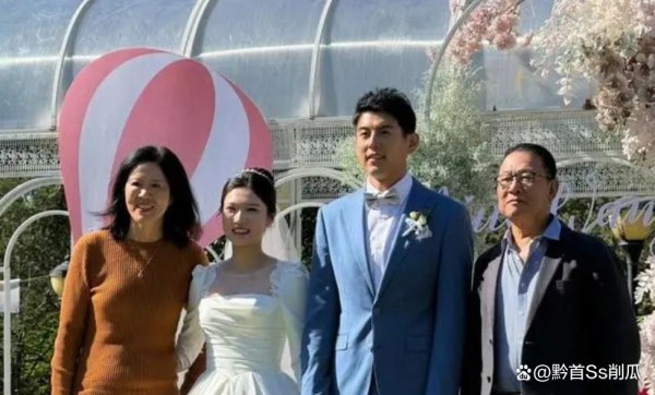 恭喜！中国两位世界冠军同日大婚，新娘高挑美丽，众多名将现身