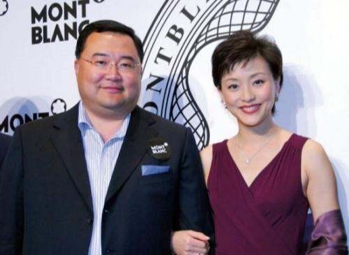 曾是央视主持，与费翔闪恋闪分，婚内与他人相恋嫁豪门，是谁？