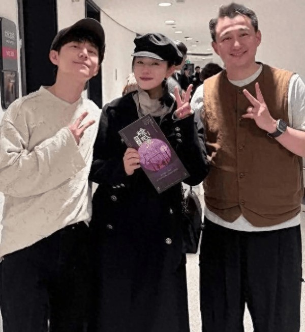 陈妍希离婚首现身容消瘦！与何炅黄磊合照：接受无常才是真桃花源
