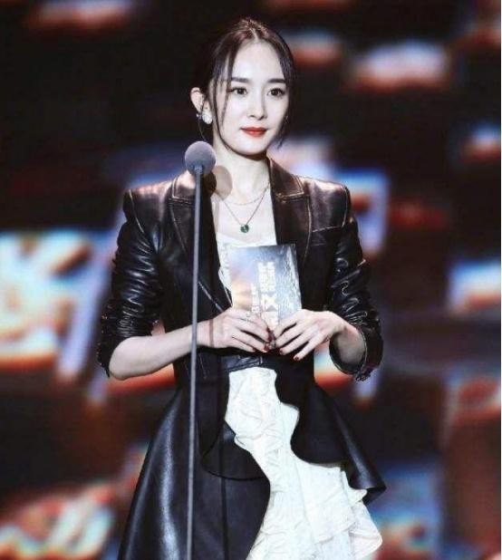 杨幂离婚后首次和前夫同台，眼神出卖了自己，网友：这就是命运