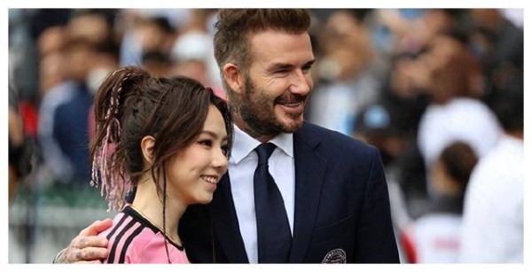 贝克汉姆儿媳妮可拉亲密合影婆婆与小叔子，首映礼耀动全场