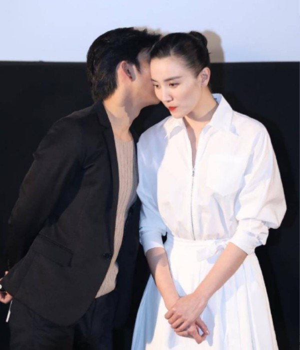 《风平浪静》首映礼，章宇<a style='color:#f10404;' href='https://www.mingxing.cc/tags-324.html ' target='_blank'>宋佳</a>贴耳杀太甜，但被<a style='color:#f10404;' href='https://www.mingxing.cc/tags-324.html ' target='_blank'>宋佳</a>的气质吸引了