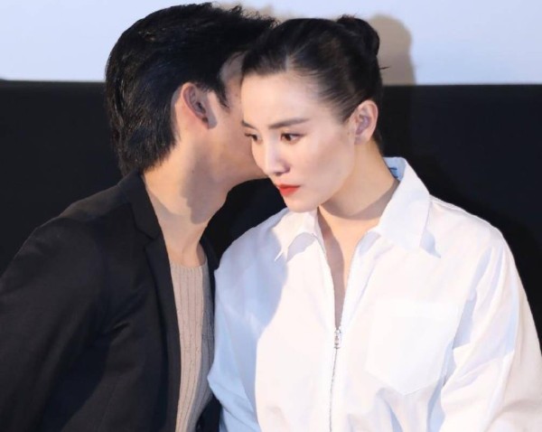 《风平浪静》首映礼，章宇<a style='color:#f10404;' href='https://www.mingxing.cc/tags-324.html ' target='_blank'>宋佳</a>贴耳杀太甜，但被<a style='color:#f10404;' href='https://www.mingxing.cc/tags-324.html ' target='_blank'>宋佳</a>的气质吸引了