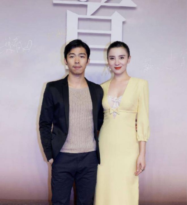 《风平浪静》首映礼，章宇<a style='color:#f10404;' href='https://www.mingxing.cc/tags-324.html ' target='_blank'>宋佳</a>贴耳杀太甜，但被<a style='color:#f10404;' href='https://www.mingxing.cc/tags-324.html ' target='_blank'>宋佳</a>的气质吸引了