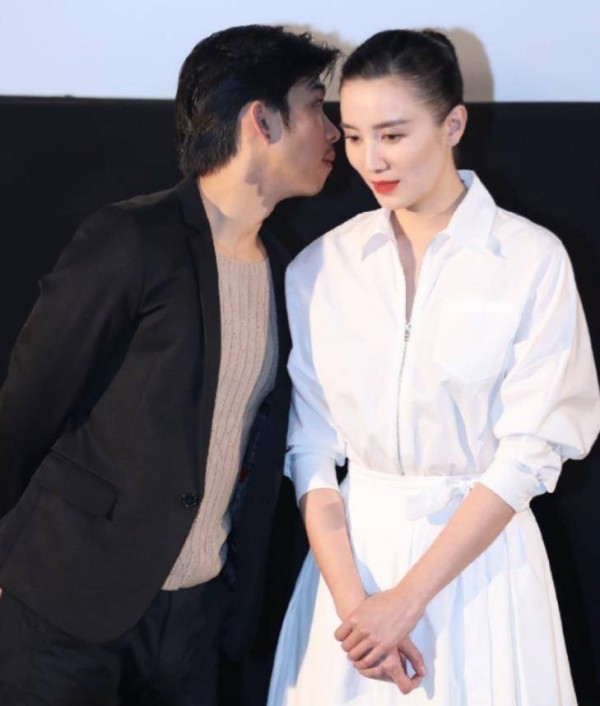 《风平浪静》首映礼，章宇<a style='color:#f10404;' href='https://www.mingxing.cc/tags-324.html ' target='_blank'>宋佳</a>贴耳杀太甜，但被<a style='color:#f10404;' href='https://www.mingxing.cc/tags-324.html ' target='_blank'>宋佳</a>的气质吸引了
