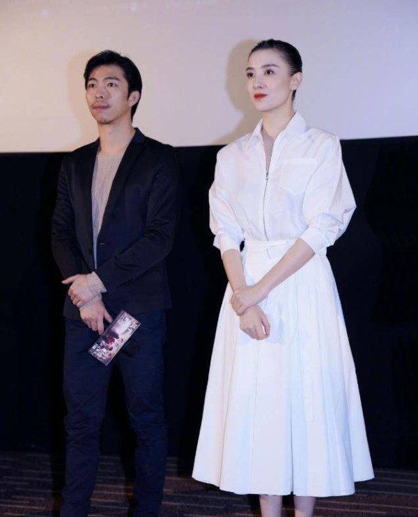 《风平浪静》首映礼，章宇<a style='color:#f10404;' href='https://www.mingxing.cc/tags-324.html ' target='_blank'>宋佳</a>贴耳杀太甜，但被<a style='color:#f10404;' href='https://www.mingxing.cc/tags-324.html ' target='_blank'>宋佳</a>的气质吸引了